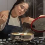 Alessandra Negrini Instagram - Amei tanto a visita da @royalprestigebr semana passada na minha casa 😃 que resolvi ter o meu momento com as panelas Royal Prestige 👩🏻‍🍳 Fiz esse frango com legumes que ficou delicioso! 😍 Comprovei que cozinhando com as panelas inovadoras, feitas em aço inoxidável de grau cirúrgico, tudo fica mais gostoso, prático e rápido na hora de cozinhar! Quer conhecer as panelas da Royal Prestige®️? É só se cadastrar no site e um Distribuidor Autorizado entrará em contato com você para agendar uma experiência gastronômica igual a que eu tive. Tenho certeza que será inesquecível! #publicidade