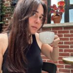 Alessandra Negrini Instagram - Entre a minha intimidade e o mundo lá fora, um abismo, mas a despeito da timidez, avanço. Importante abrir os olhos e olhar. Há amigos pelo caminho, graças a deus! E aquela vontadezinha no coração? Teimosa, é ela quem manda, eu só vou!😊 NY City