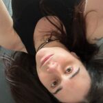 Alessandra Negrini Instagram - Nem sempre é fácil, as vezes dá aquele desânimo, não pensa que eu não sinto, hoje mesmo tava osso. Fazer dieta, por exemplo, parada que eu detesto. As demandas do dia a dia, casa, conta, os outros e assim vai . O que alivia: exercício, dança, música, meditação , deslocamentos, giros, caminhadas mudança de perspectiva. Tem mais coisa, muito mais até , agora que comecei a falar, to pensando. As parcerias ajudam bastante isso é verdade, pessoas que te acompanham no caminho. Enfim, vc sabe o que te livra da chatice, do banal, do tenso, to falando daquilo que não depende de ninguém. Qual é a tua? Nem precisa responder pra mim, eu também tava querendo desabafar. Beijos, boa noite😊