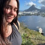 Alessandra Negrini Instagram - Nas alturas com as amigas! ❤️👯‍♀️👯‍♀️Trilhazinha boa, deu pra cansar.🥾 🥵Parque da Catacumba, não conhecia. Vai até o fim pra ver a vista. Como o Rio é lindo! Tava morrendo de saudades! 🌳🌊 😎👙🌊🌳 Rio de Janeiro, Rio de Janeiro