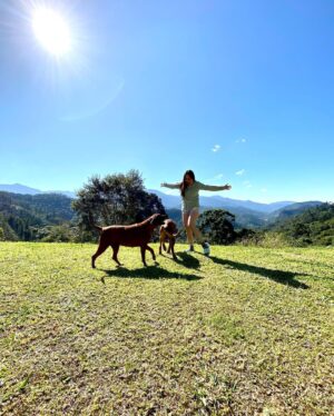 Alessandra Negrini Instagram - Pé no chão, cachorros, sol! Tava precisando muito!