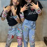 Alessandra Rosaldo Instagram - Ser #swiftie no es cualquier cosa y asistir a un concierto de @taylorswift ¡¡¡es toooooooooodo un happening!!! Me preguntaron mucho por los jeans de Aitana y aquí les comparto un poquito del proceso. Las niñas decoraron sus propios jeans con un poquito de ayuda de las mamás y con el toque final de @bernardojavier6 quien además, las peinó y mini maquilló, pero ellas guiaron todo el proceso y eligieron todo lo que querían ponerse y cómo se querían ver. Me recordaron mi época de #fandeMadonna en la que yo me peinaba como ella, me vestía como ella, me maquillaba como ella y mi mundo entero eran sus canciones, ¿se acuerdan? #nosehagan #ahquétiemposaquellos 🤣
