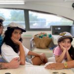 Alessandra Rosaldo Instagram - Tomé esta foto en los únicos 3 mins de calma que tuvimos en el catamarán, justo antes de que empezaran las olas 🌊 y las vomitadas😵‍💫🤢🤮jajaja ¿Lo vieron? 🤣 Por cierto, divinos los cuatro hermanitos 😍😍😍😍 . @deviajeconlosderbez @deviajeconlosderbez_us @primevideomx @vix @vixplus Jamaica