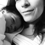 Alessandra Rosaldo Instagram - Ser madre es lo más hermoso, lo más profundo, lo más gratificante, significativo y valioso de mi vida. Sin duda, lo mejor que me ha pasado. Pero ser madre también es lo más difícil, confrontante, retador y aterrador que existe. Felicidades a todas las madres que hoy celebran su día y que todos los días se entregan al gozo y al desafío más grande que existe. Que las apapachen y celebren como merecen♥️✨💐 ¡Feliz Día de las Madres!