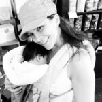 Alessandra Rosaldo Instagram - Ser madre es lo más hermoso, lo más profundo, lo más gratificante, significativo y valioso de mi vida. Sin duda, lo mejor que me ha pasado. Pero ser madre también es lo más difícil, confrontante, retador y aterrador que existe. Felicidades a todas las madres que hoy celebran su día y que todos los días se entregan al gozo y al desafío más grande que existe. Que las apapachen y celebren como merecen♥️✨💐 ¡Feliz Día de las Madres!