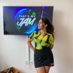 Alessia Cara Instagram - I’m on two game shows tonight and had the best time on both!!!!! @jimmyfallon’s ‘that’s my jam’ at 9 pm and @familyfeudcanada at 7:30 pm