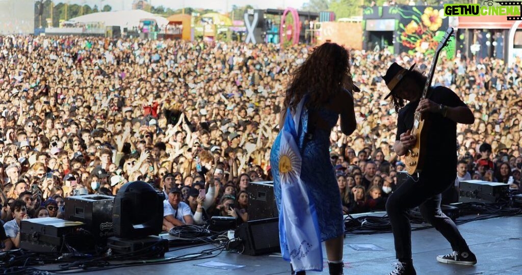 Alessia Cara Instagram - BUENOS AIRES 🇦🇷 I don’t have many words other than thank you and I will remember this forever. first time here and you welcomed us in the warmest, most incredible way. unreaaaaaaaaal. I’m from Brampton, Ontario what the hellll! wow. muchas muchas muchas gracias. cried lots. @lollapaloozaar