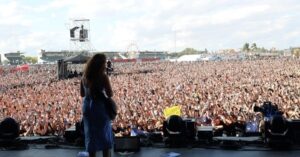 Alessia Cara Instagram - BUENOS AIRES 🇦🇷 I don’t have many words other than thank you and I will remember this forever. first time here and you welcomed us in the warmest, most incredible way. unreaaaaaaaaal. I’m from Brampton, Ontario what the hellll! wow. muchas muchas muchas gracias. cried lots. @lollapaloozaar