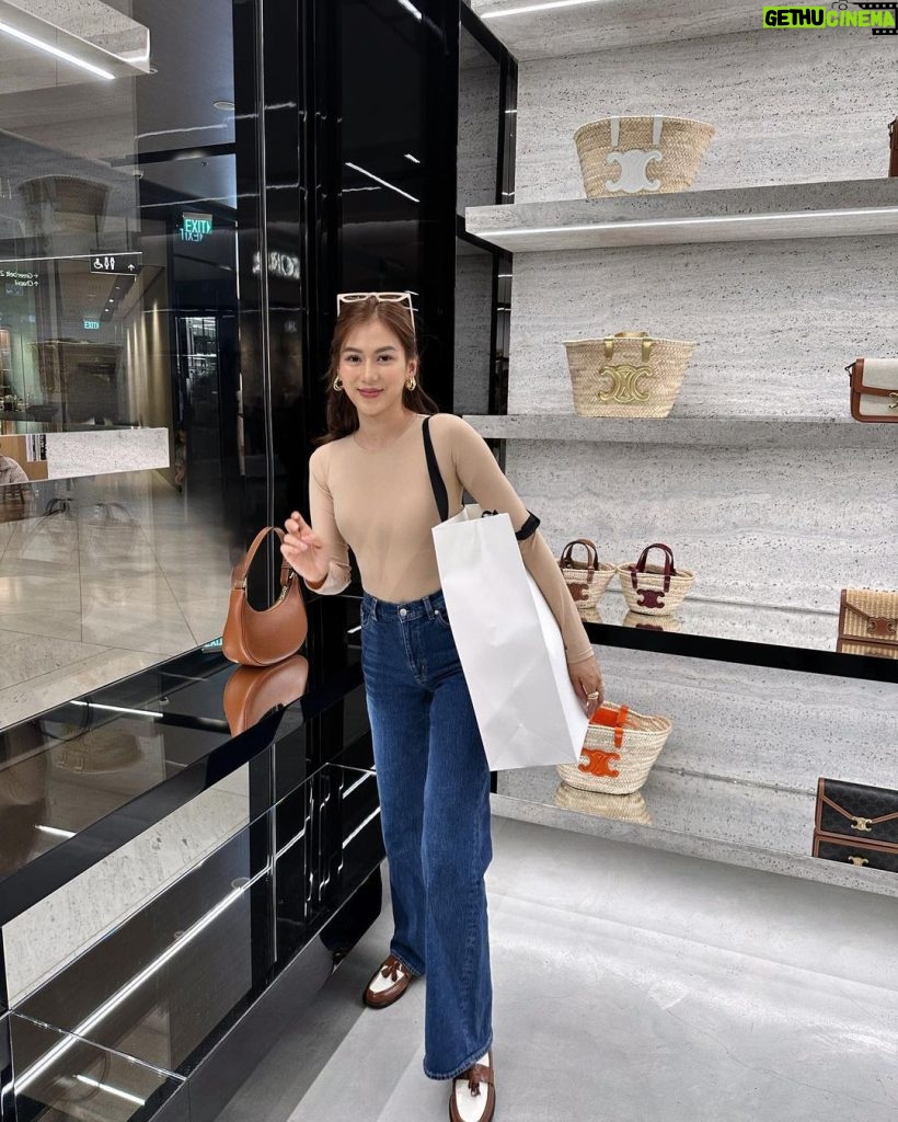 Alex Gonzaga Instagram - dati ang celine vitamins lang sakin but now I got a bucket bag same as Monica!! Love it! 💋 @celine