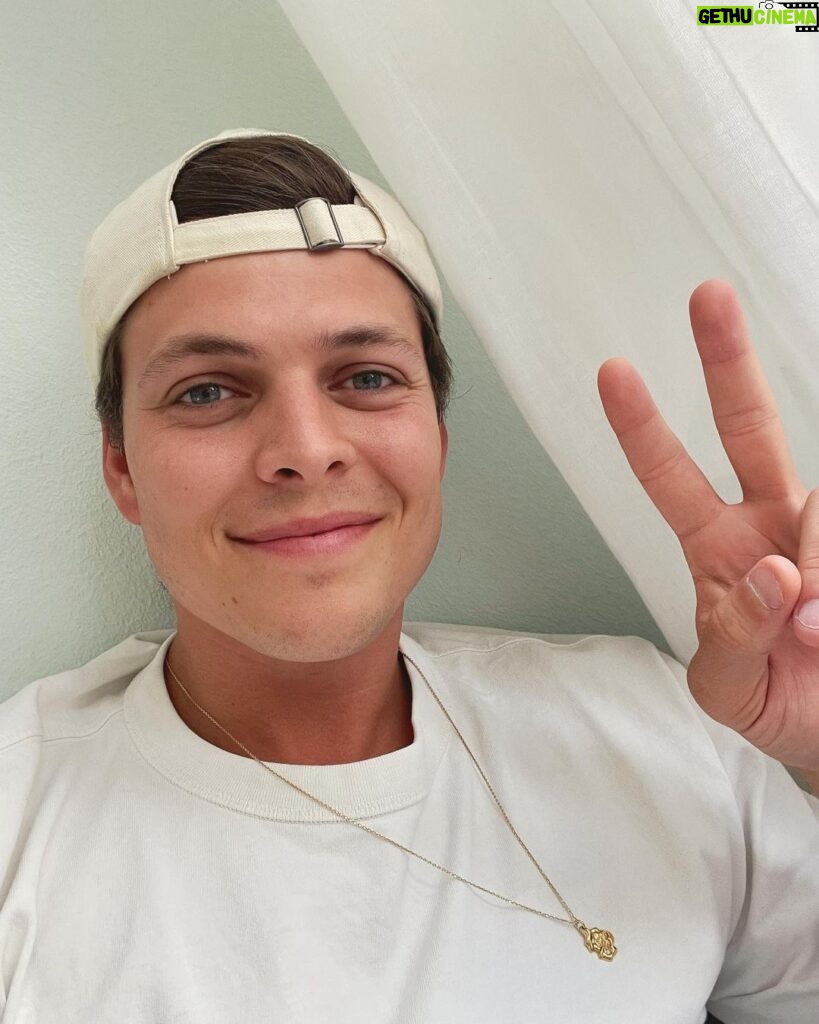 Alex Høgh Andersen Instagram - Det er sket en masse de sidste par dage. For 3 dage siden blev vi informeret om, at Lauritz.com var gået konkurs og at @ungdommensroedekors derfor ikke ville modtage de knap 700.000 kr. som Lauritz skyldte os efter vores succesfulde velgørenhedsauktion i foråret. Det er mange penge. Rigtigt mange midler som skulle bruges på dem der har allermest brug for det: Udsatte børn og unge i Danmark. ❤️‍🩹 Vi har løbet stærkt de sidste 3 dage for at lukke det økonomiske hul vi er havnet i. Vi har råbt højt, bedt om hjælp og det har virket - på grund af jer. Jeg er helt på røven over, at mærke den enorme og overvældende opbakning vi har modtaget. Der er blevet løftet i flok og det er enormt rørende og inspirerende. Næsten halvdelen af det tabte beløb er allerede samlet ind og folk fra nær og fjern har delt og støttet vores indsamling. Og det stopper slet, slet ikke dér. I dag blev jeg informeret om, det fantastiske hold fra virksomheden #MFTEnergy har doneret hele 500.000 kr. til børnene. ❤️‍🩹 “Taknemmelig” føles som et fattigt ord, men hold nu kæft hvor er vi taknemmelige. Tak, tak, tak. Tak til #MFTEnergy og alle andre der har hjertet helt korrekt placeret og vælger at give af dem selv til andre. Det betyder noget. Tak. ❤️