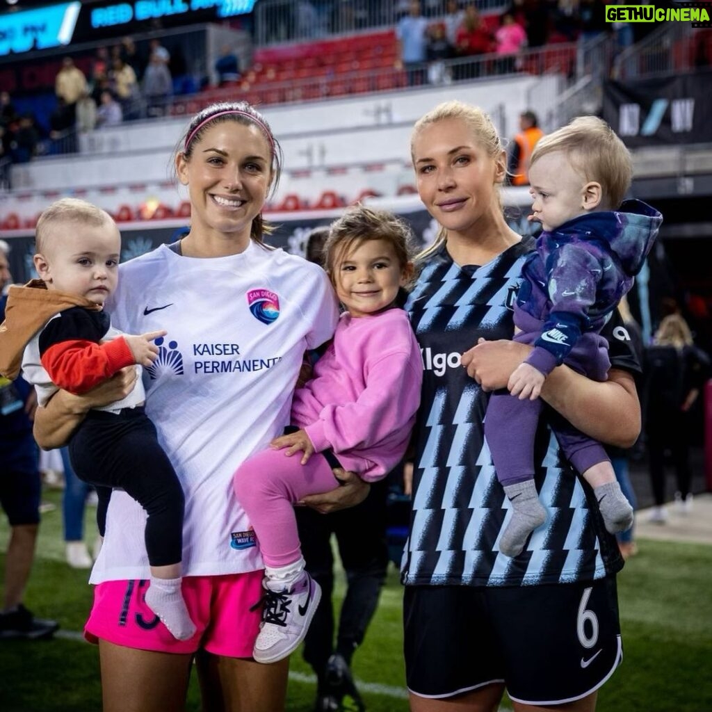 Alex Morgan Instagram - Mom Mentality 🖤