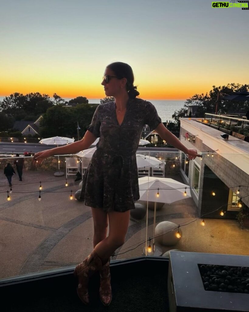 Alex Morgan Instagram - Sunsets&poems&smiles&poses