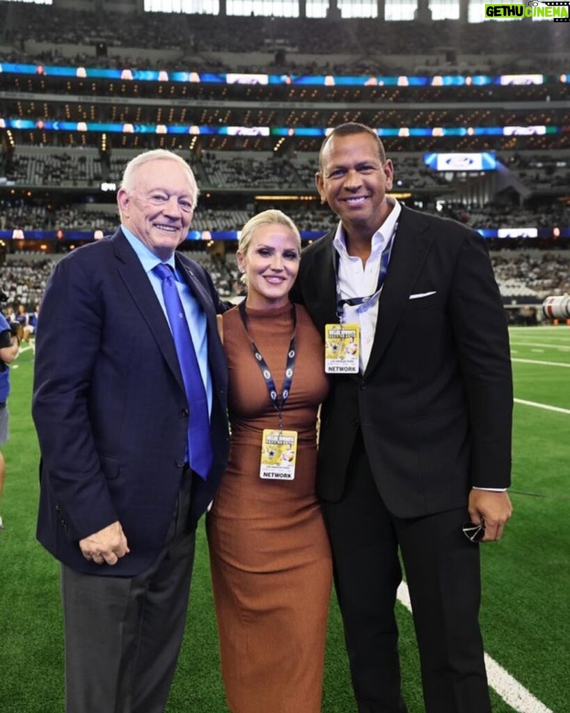 Alex Rodriguez Instagram - Always love coming back to Texas, and after many years of friendship Jerry Jones still continues to impress me with the way he runs the @dallascowboys organization… there’s nothing quite like it. Cowboys Staduim