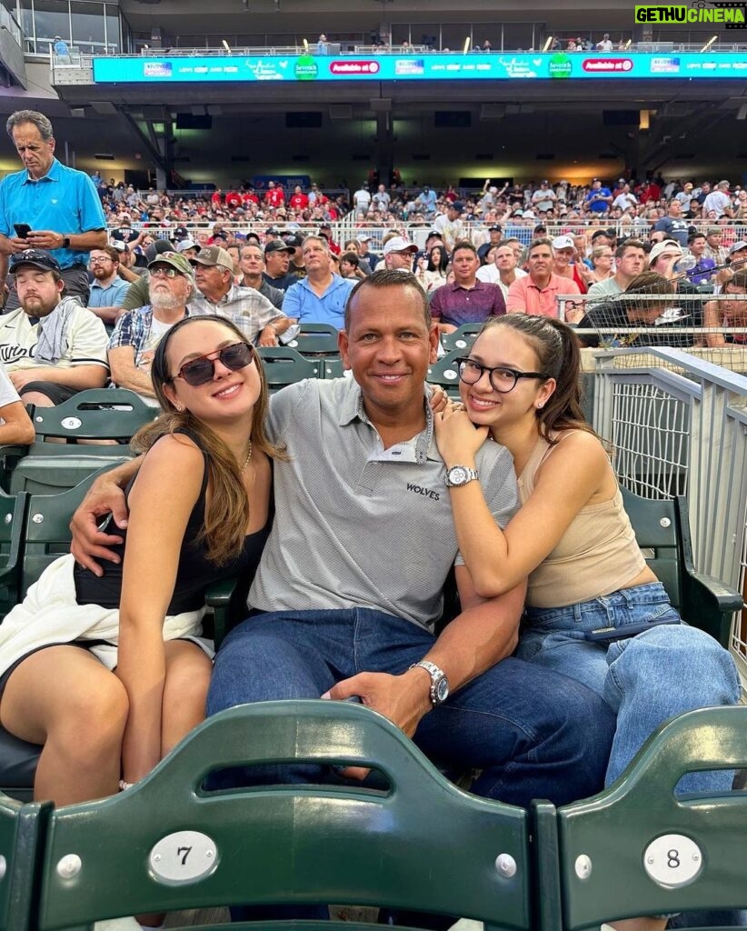 Alex Rodriguez Instagram - Happy National Daughters Day to @ellaarod and @thenatasharodriguez ❤️ So proud of the smart, charismatic, beautiful women you both are! Miami, Florida