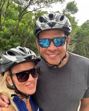 Alex Rodriguez Instagram - This is a vulnerable post, but I am going to share anyway because the last year of my health journey has been life changing. At the end of 2021, my family pointed out that I was looking unhealthy. Not what you want to hear, but I knew I wasn’t my best self.  It all came down to me making some key changes in my habits: 1. More plants, less red meat 2. Intermittent fasting  3. Night walks.  Small changes led to big results, and I’m feeling better than ever. Thank you @jac_lynfit for being my guide and support.  You coached me up to stay dedicated, motivated and improve each day.