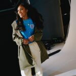 Alex Scott Instagram - Change doesn’t just come from leading on the pitch ,it comes from all the incredible people who are driving the game from the grassroots and beyond. So proud to be alongside of you in the Nike kit shoot. Over to you @lionesses - cheering for you all the way! @nikefootball @nikelondon in