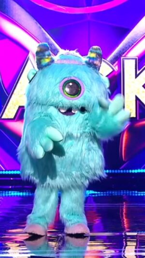 Alex Sparrow Instagram - А modest copy and unbeatable prototype👌😅 #TheMaskedSinger
⠀
Скромная пародия и невповторимый оригинал👌 Вы тоже не ожидали, что под маской будет неповторимая @anitatsoy ? 🥳
У кого в момент снятия маски лицо было как у Филиппа, признавайтесь?😅