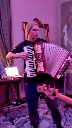 Alex Sparrow Instagram - LIBERTANGO home rehearsal 🪗🎻 Репетиции дома- это особый вид удовольствия и чистого творческого процесса ❤️ А вы любите это произведение так, как люблю его я?