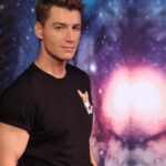 Alex Sparrow Instagram - Как думаете кто сегодня снимет маску? Уже в 20:20 на НТВ ❤️