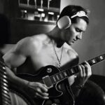 Alex Sparrow Instagram - Music vibes🎧 ⠀ Какую песню вы попросили бы меня сыграть, оказавшись рядом в этот момент?