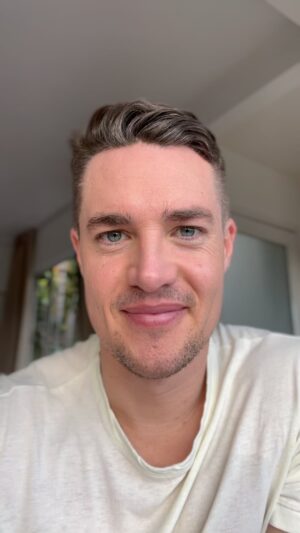 Alexander Dreymon Instagram - Hope to see you in NYC on April 4! 
Link in bio for a chance to win tickets.
💪❤️😘

#TheLastKingdom 
#SevenKingsMustDie