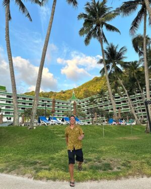Alexander Rendell Instagram - พ่อเราเคยทำงานที่นี้ ตอนเราอยู่ในท้องเเม่ครอบครัวก็นอนอยู่ในโรงเเรมนี้ เเหวนเเต่งงานพ่อเเม่เราก็ซื้อในนี้ รอบนี้พาคุณพ่อกลับมาที่ทำงานเก่าครั้งเเรกใน 35 ปี ... สวยมากกกก สบายมากกก เเละก็อบอุ่นมาก❤️ ขอบคุณทีมงานทุกคนที่ดูเเลพวกเราเป็นอย่างดี เรากลับมาใหม่เเน่นอน 🫶 thank you Le Meidien Phuket ❤️🙏