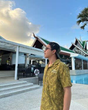 Alexander Rendell Instagram - พ่อเราเคยทำงานที่นี้ ตอนเราอยู่ในท้องเเม่ครอบครัวก็นอนอยู่ในโรงเเรมนี้ เเหวนเเต่งงานพ่อเเม่เราก็ซื้อในนี้ รอบนี้พาคุณพ่อกลับมาที่ทำงานเก่าครั้งเเรกใน 35 ปี ... สวยมากกกก สบายมากกก เเละก็อบอุ่นมาก❤️ ขอบคุณทีมงานทุกคนที่ดูเเลพวกเราเป็นอย่างดี เรากลับมาใหม่เเน่นอน 🫶 thank you Le Meidien Phuket ❤️🙏