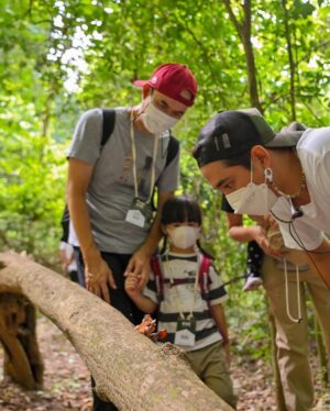 Alexander Rendell Instagram - ช่วงนี้มีความเหนื่อย เหมือนทำงานไม่มีสิ้นสุด เหมือนมีงานทุกวัน ซึ่งเวลาเป็นเเบบนี้ เรามักจะมีการ "doubt" ในหลายๆอย่าง

มีเหตุกาลอย่างหนึ่งที่อยากจะมาเเชร์ คุณเเม่ท่านนึงได้พาลูกมาเข้าค่าย @eecthailand เป็นครั้งที่สอง มารอบนี้คือเล็กที่สุดในค่าย ยังมีความกล้าๆกลัวๆในหลายกิจกรรม ซึ่งเป็นเรื่องที่ปกติมากๆ 

พอมาวันจบค่ายเด็กๆทุกคนต้องออกมาพูด เเล้วพอถึงคิวน้องต้องพูด น้องร้องไห้ เพราะไม่เคยต้องพูดต่อหน้าคนเยอะๆมาก่อน .... เเต่พอยื่น mic ให้ เข้าก็พูดออกมายังไม่มีปัญหาอะไรไดๆ .... ตัดถาพมาเห็นเเม่นั่งน้ำตาใหลในความภาคภูมิใจ เห็นช๊อตนี้ผมสะอึกเลย อึ้งเลย คือเเบบ... จะร้องตามอะ ... ความรักที่เเม่มีให้กับลูกนี้มันอธิบายออกมาไม่ได้จริงๆ ... เหมือนว่า they share the same heart ❤️

ถ้าเราเหนื่อยกับงาน เเต่งานเราคือการสร้าง platform นี้ให้เเม่ลูกได้มี moment เเบบนี้ ผมว่าผมคุ้มนะ ... มันยิ่งใหญ่กว่าความสำเร็จใดๆเลย ... ขอบคุณทุกคนที่มาเข้าค่าย ตอนทำลุยอย่างเดียว ตอนถึงบ้านเนียะเเหละ emotional เฉย! Its the little moments that matter... 

ขออนุญาตคุณเเม่ที่มาเล่าเรื่องราวนี้นะครับ ผมสุดจะได้รับพลังดีๆจากเหตุการณ์นี้ครับ ❤️ เเละขอบคุณผู้เข้าร่วมทุกคน บางคนมาจาก อุบล ภูเก็ต สุราษ เเละ Israel! พบกันใหม่ค่ายหน้าครับทุกคน ✌️ #eecthailand