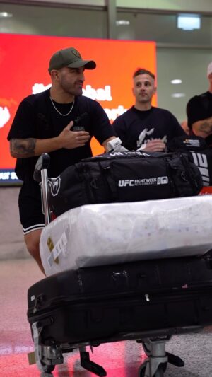 Alexander Volkanovski Instagram - Still an inspiration to a nation 🇦🇺❤️

FW champ @AlexVolkanovski got the welcome he deserved when he returned home from #UFC294!