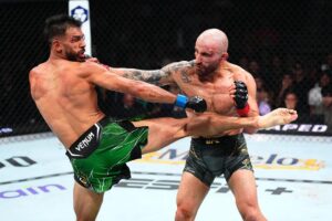 Alexander Volkanovski Instagram - What a moment. Feeling the love.
Appreciate you all 🙏🌎