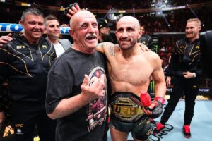 Alexander Volkanovski Instagram - What a moment. Feeling the love.
Appreciate you all 🙏🌎