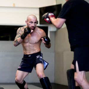 Alexander Volkanovski Instagram - Back in fight camp 💣

#UFC290