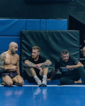 Alexander Volkanovski Instagram - As my wise coach Joe Lopez has always told me…
“The inches we need are everywhere around us and on this team, we fight for that inch. On this team, we tear ourselves and everyone else around us to pieces for that inch”. #superbowlsunday