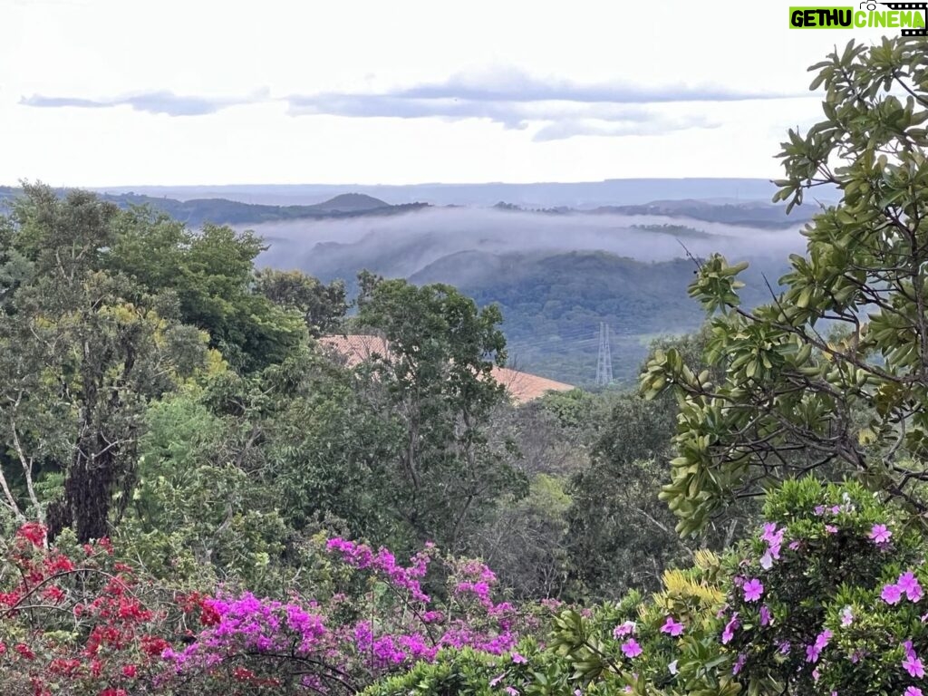 Alexandre Garcia Instagram - Nuvens se esfregando no Planalto.