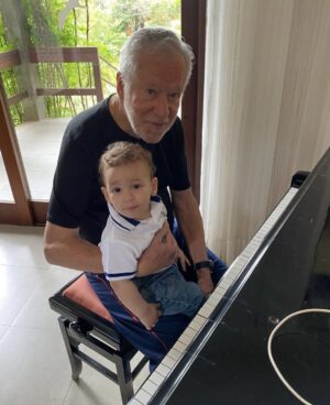 Alexandre Garcia Instagram - …enquanto isso, meu neto mais novo é apresentado ao piano,