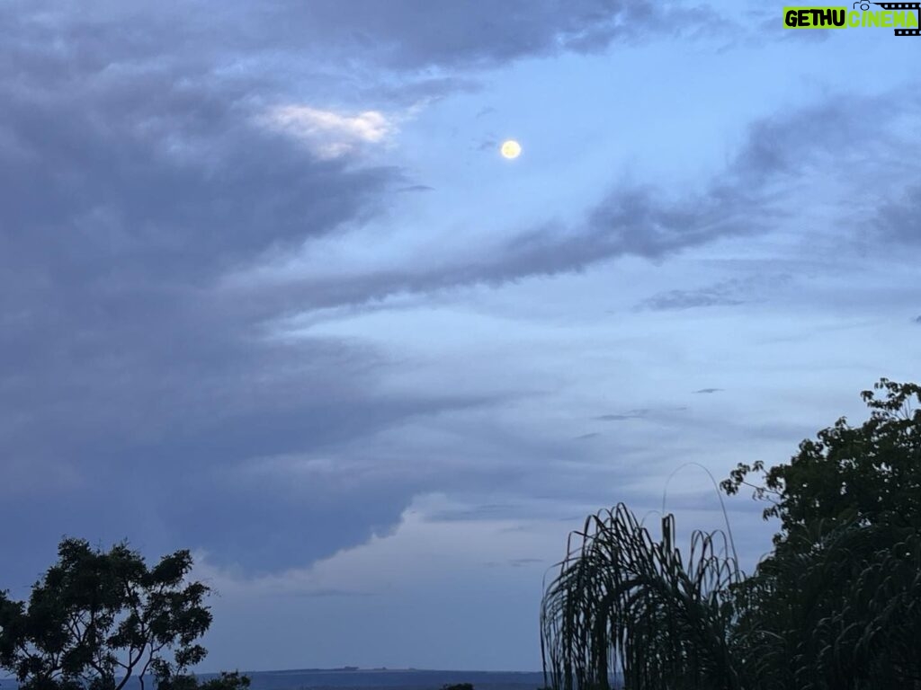 Alexandre Garcia Instagram - Lua depois da tempestade brasiliense, no anoitecer do sábado.