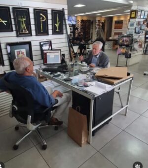 Alexandre Garcia Instagram - Retrato de uma rotina: entrar numa loja e aproveitar para assuntar a situação com o proprietário. No caso, o Higino França, da Casa das Molduras.