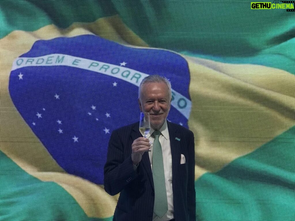 Alexandre Garcia Instagram - Hoje é dia da nossa Bandeira, que nos representa e simboliza. “Bandeira do Brasil, ninguém te manchará; teu povo varonil isso não permitirá”(Fibra de Herói)