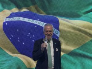 Alexandre Garcia Instagram - Hoje é dia da nossa Bandeira, que nos representa e simboliza. “Bandeira do Brasil, ninguém te manchará; teu povo varonil isso não permitirá”(Fibra de Herói)