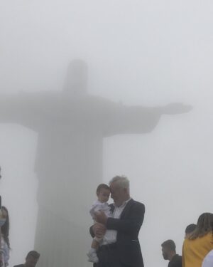 Alexandre Garcia Instagram - No feliz dia do batizado de meu netinho Davi, sob a proteção do Cristo Redentor.