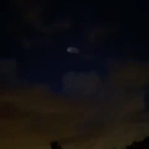 Alexandre Garcia Instagram - As filhas de meu sobrinho registraram do quintal da casa, ao norte de Orlando, mais um passo da humanidade: a decolagem da SpaceX. Vizinhas da História.