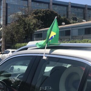 Alexandre Garcia Instagram - A Bandeira em casa está no topo o ano inteiro; e na Semana da Pátria o símbolo de todos os brasileiros fica no topo do carro.