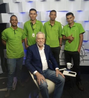 Alexandre Garcia Instagram - A brava equipe que instalou hoje uma super fibra ótica aqui no estúdio do YouTube.