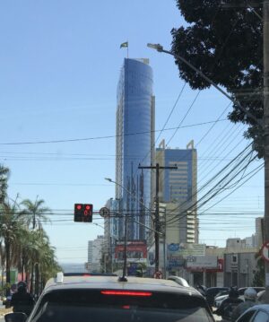 Alexandre Garcia Instagram - No topo do mais alto prédio do Brasil, em Goiânia, vejo tremular a bandeira símbolo de todos nós.