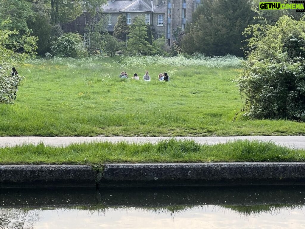 Alexandre Garcia Instagram - Usem o zoom e terão cena impressionista. Cambridge, rio Cam. Domingo à tardinha.