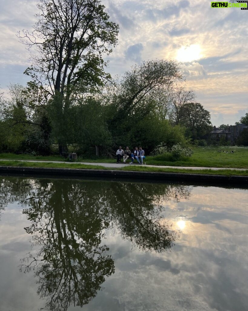 Alexandre Garcia Instagram - Rio Cam, espelhando o céu de Cambridge, em fim de tarde de domingo.