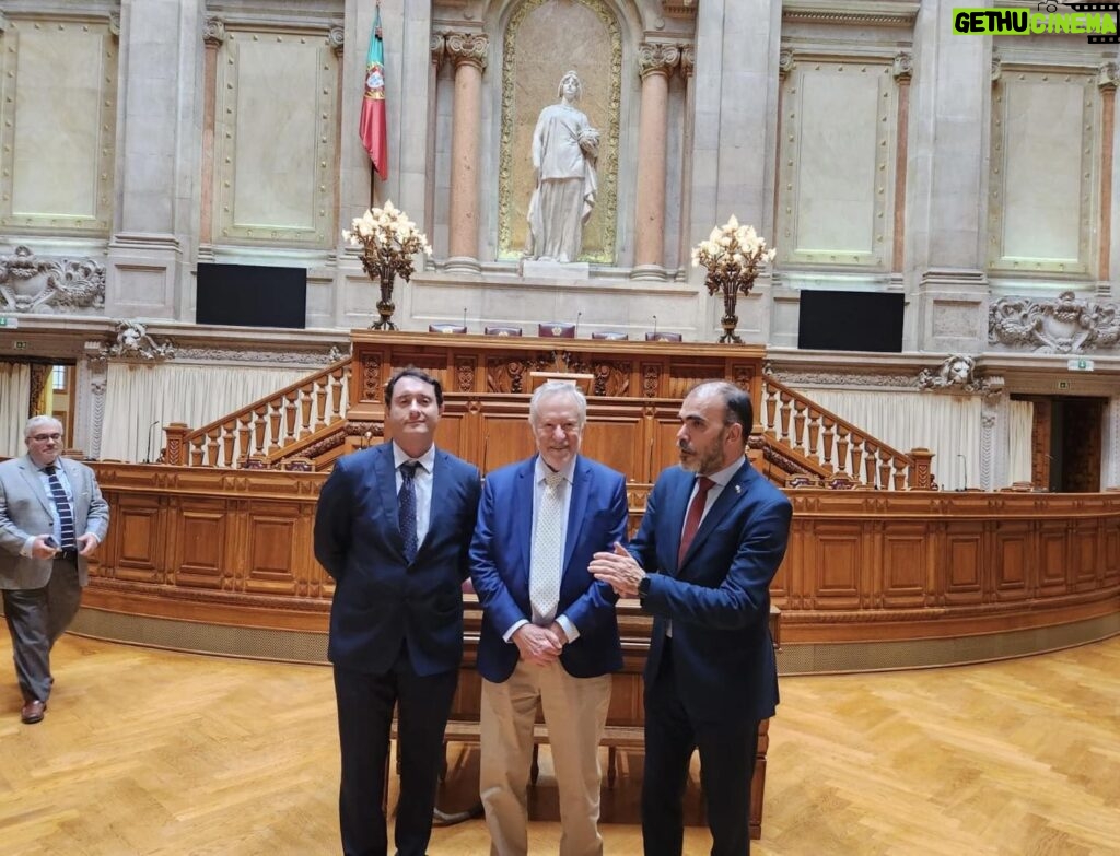 Alexandre Garcia Instagram - No plenário do Parlamento Português, na companhia dos parlamentares Bruno Nunes e Nuno Capucha, do Chega.