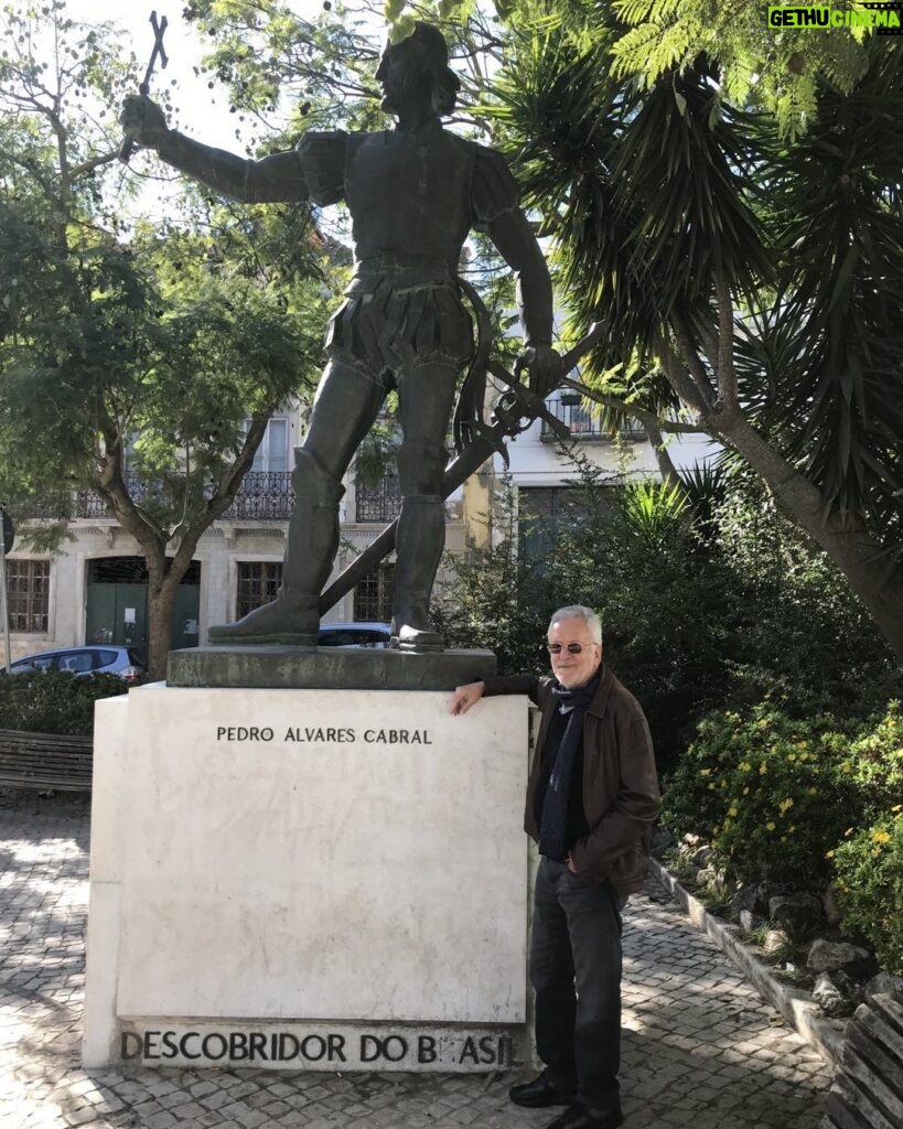 Alexandre Garcia Instagram - Há 523 anos, os portugueses chegavam ao Brasil, para marcar a posse. Pedro Álvares Cabral está sepultado na Igreja da Graça, perto deste monumento, em Santarém, Portugal.