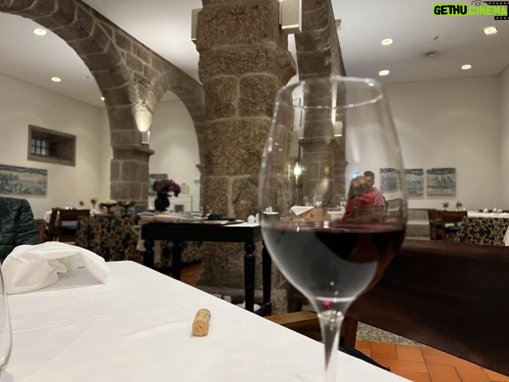 Alexandre Garcia Instagram - Mais de mil anos me contemplam, no Mosteiro de Santa Marinha, em Guimarães, no Minho. Na bebida bíblica, in vino, veritas.
