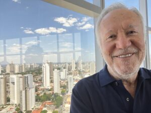 Alexandre Garcia Instagram - Gente, como Goiânia é alta… hehehe (ainda tem mais 37 andares acima de mim). Te cuida, Balneário Camboriú…